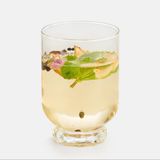 Glintwein din vin alb cu trandafir și chipsuri de măr