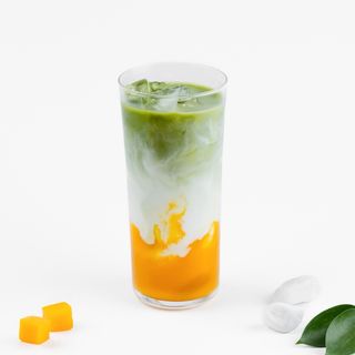 Iced matcha latte cu mango