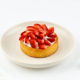 Tartaletă cu căpșuni proaspete și cremă de busuioc