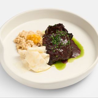 Antricot de vită cu ptitim și sos din prune uscate