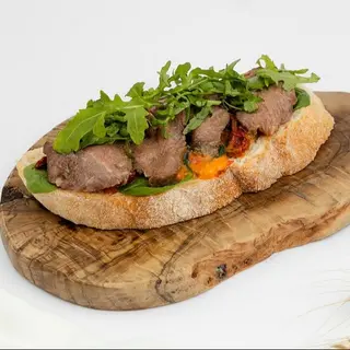 Sandwich cu carne de vită sous vide pe ciabatta crocantă
