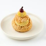 Choux fin cu vișine și cremă de fistic