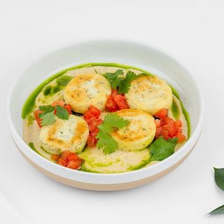 Brânzoaice cu hummus și iaurt grecesc