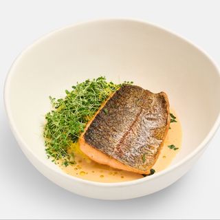 Păstrăv cu terci cremos de porumb și sos beurre blanc