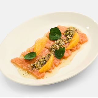 Carpaccio de somon cu sos de yuzu