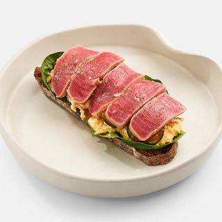 Toast de hrișcă cu scrambled eggs și ton