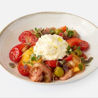 Salată cu roșii și stracciatella