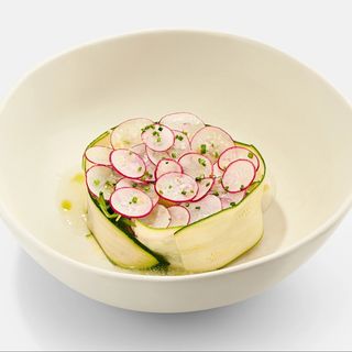 Salată cu zucchini, fistic și dressing din aloe