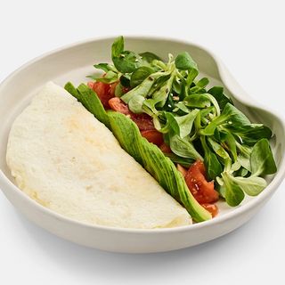 Omletă proteică cu avocado și roșii