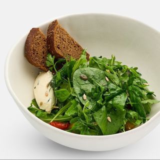 Salată cu vinete și ardei marinați, cu cremă de brânză