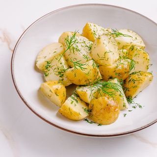Cartofi fierți cu unt, usturoi și ierburi