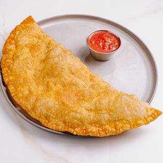 Cheburek cu umplutură de carne şi adjică