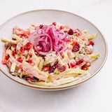 Salată Tbilisi cu pui, ciuperci prăjite, legume, merișoare uscate