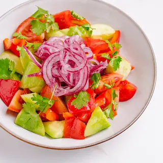 Salată de legume proaspete și verdeață, cu ulei aromat