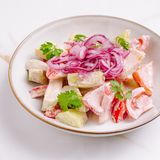 Salată de legume proaspete și verdeață, cu sos de nuci