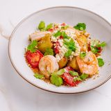 Salată caldă cu creveți, roșii, ricotta și vânătă crocantă