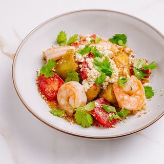 Salată caldă cu creveți, roșii, ricotta și vânătă crocantă