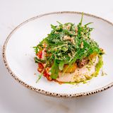 Salată caldă cu roast beef, cartofi noi prăjiți și verdeață