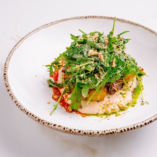 Salată caldă cu roast beef, cartofi noi prăjiți și verdeață