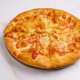 Khachapuri cu umplutură de carne de vită, cașcaval suluguni și roșii