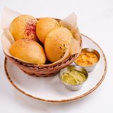 Coșuleț cu pâine aromată georgiană și asorti de unt.