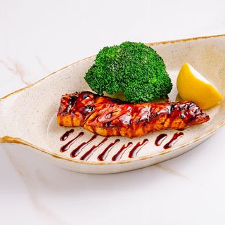 File de somon la grătar, în caramel de soie, cu brocoli