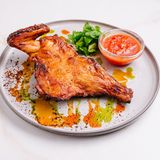 Pui la grătar pe carbuni cu adjica