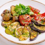 Legume la grătar, cu sos de usturoi și verdeață