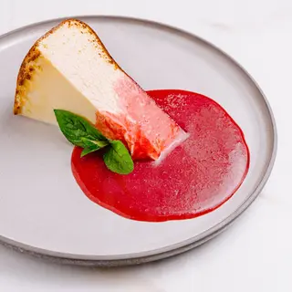 Basque Cheesecake cu sos de căpșună și chili