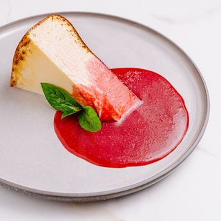 Basque Cheesecake cu sos de căpșună și chili