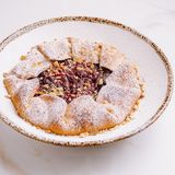 Desert în stil georgian, cu ciocolată fierbinte și vișină