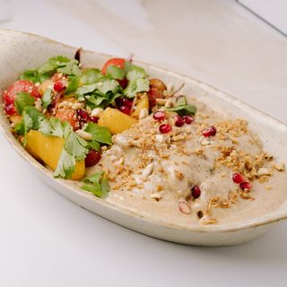 Satsivi de pui cu kaki, roșii și coriandru