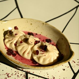 Khinkali cu vișină și sos Matsoni