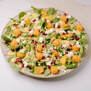 Salată de rucola și spanac cu kaki proaspete și murat, feta și sos de mandarine