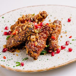 Aripiore de pui în glazură de prune și rodii