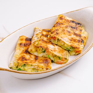 Lavaș gril cu brânză suluguni și ierburi