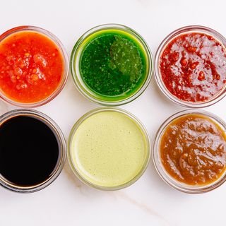 Sos usturoi cu verdeață