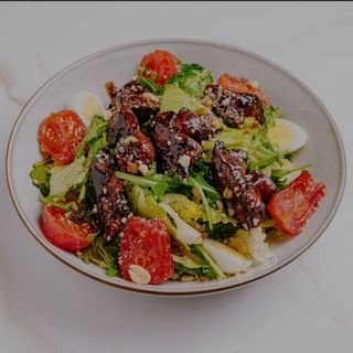 Salată cu ficat de pui în caramel de soia