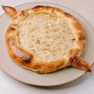 Khachapuri cu cremă de vanilie și dulceață de kaki