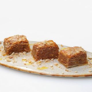 Baclava cu nuci și dulceață de trandafiri