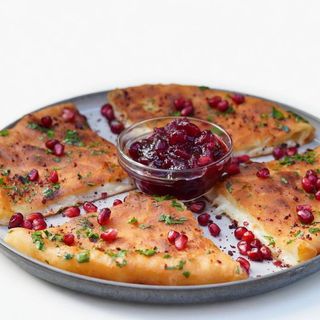 Turtă la tigaie cu brânză, servită cu dulceață de merișoare
