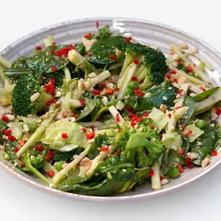 Salată verde cu broccoli, castraveți, mere și fasole în sos de mere cu trufe