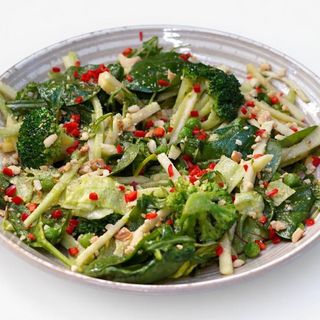Salată verde cu broccoli, castraveți, mere și fasole în sos de mere cu trufe