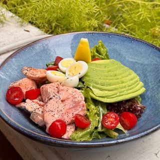 Salată cu somon la aburi, avocado, roșii Cherry și ouă de prepeliță