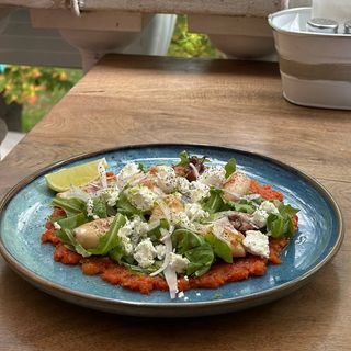 Salată cu baby calamar la grătar, cașcaval, porumb dulce, castravete și ou fiert