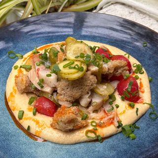 Hummus de casă cu matias norvegian și crutoane