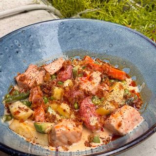 Fricasse de somon cu legume în sos cremos