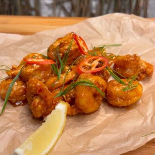 Cozi de creveți tigru în tempura, servite cu sos dulce-acrișor