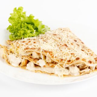 Блинчик с курицей и пармезаном/ Clătită cu pui și parmegiano