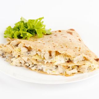 Блинчик с курицей и чесноком/ Clătită cu pui și ciupreci